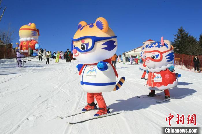 哈尔滨冰雪季开启仪式在亚布力阳光度假村山顶