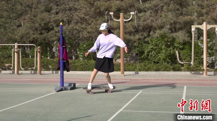 年龄只是数字：银川公园里的中年人以潮玩健身