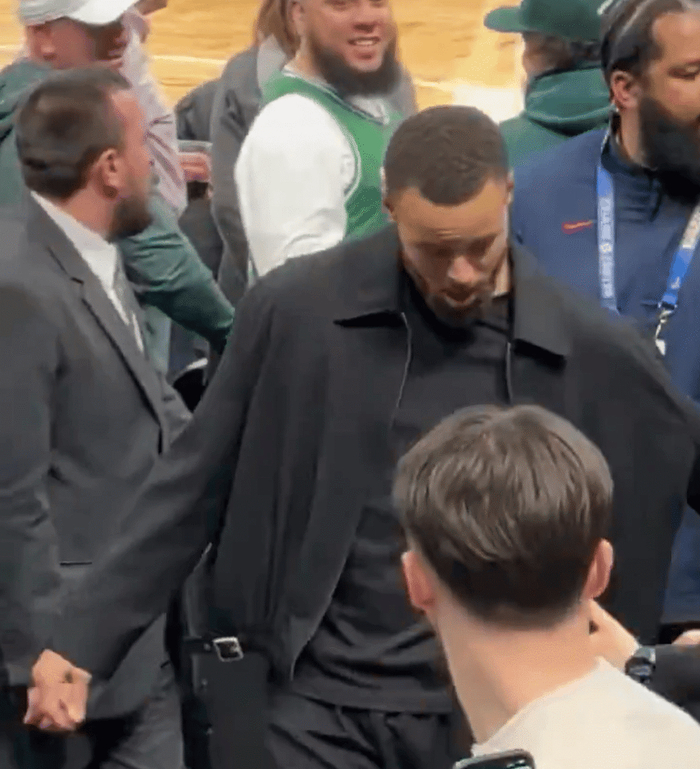 库里被球迷拉手臂引发争议 凯尔特人主场大胜勇