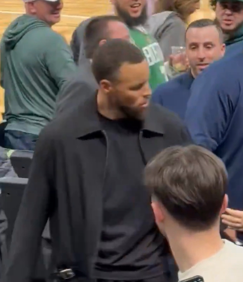 库里被球迷拉手臂引发争议 凯尔特人主场大胜勇