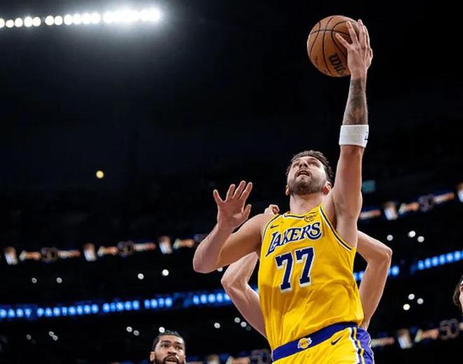 湖人四连胜超越火箭重返西部第三 詹姆斯转型成