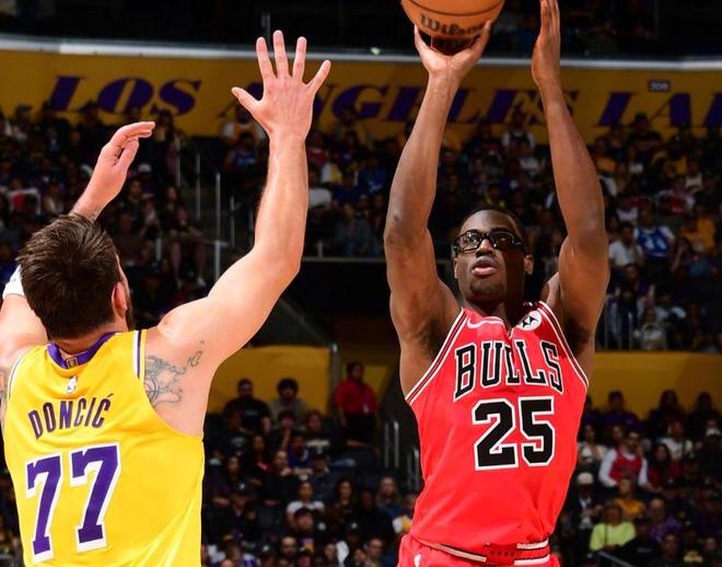 湖人四连胜超越火箭重返西部第三 詹姆斯转型成