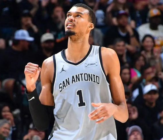 文班亚马40+13助马刺大胜独行侠 最佳防守悬念待